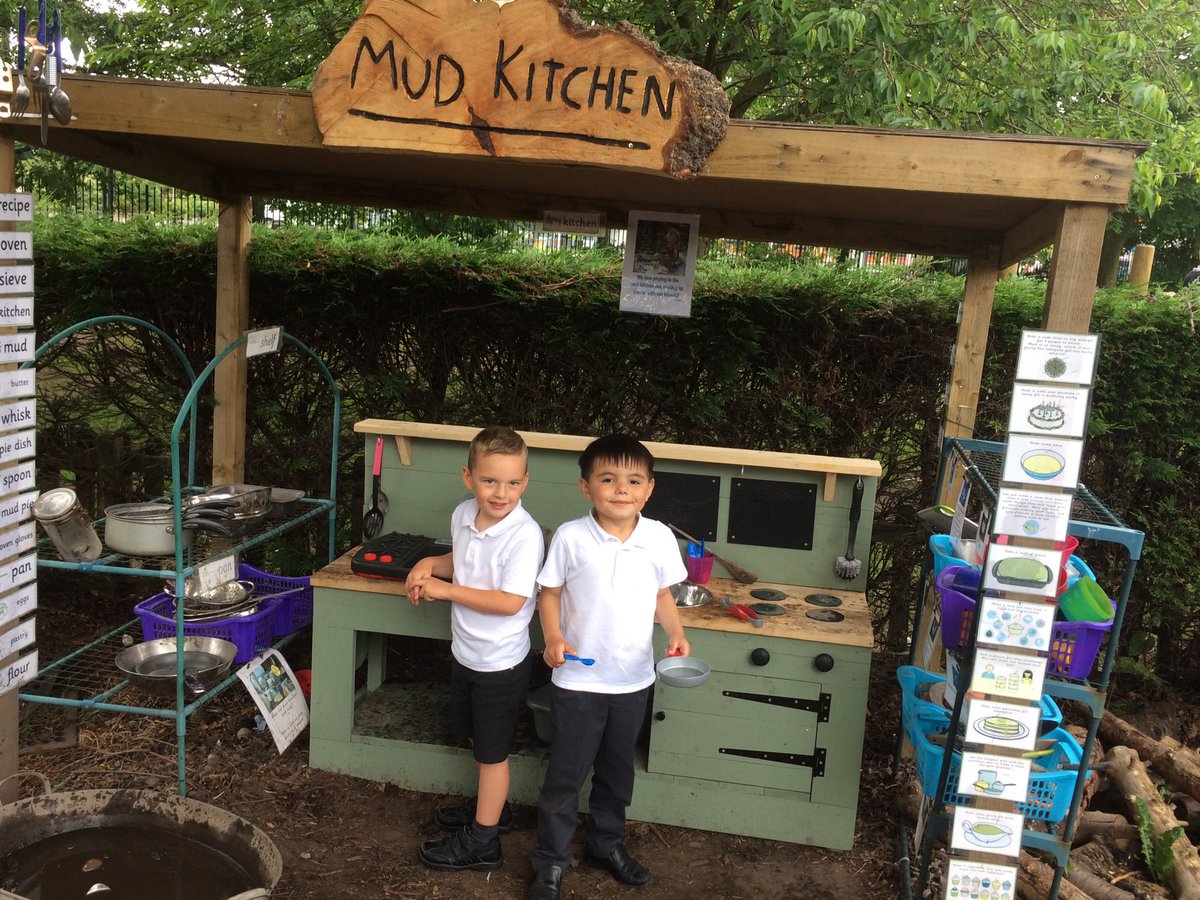 StAndrewsCoE's tweet photo. Lots of lovely learning happening outdoors in Reception today xx #weloveEYFS https://t.co/86TG92CXX4