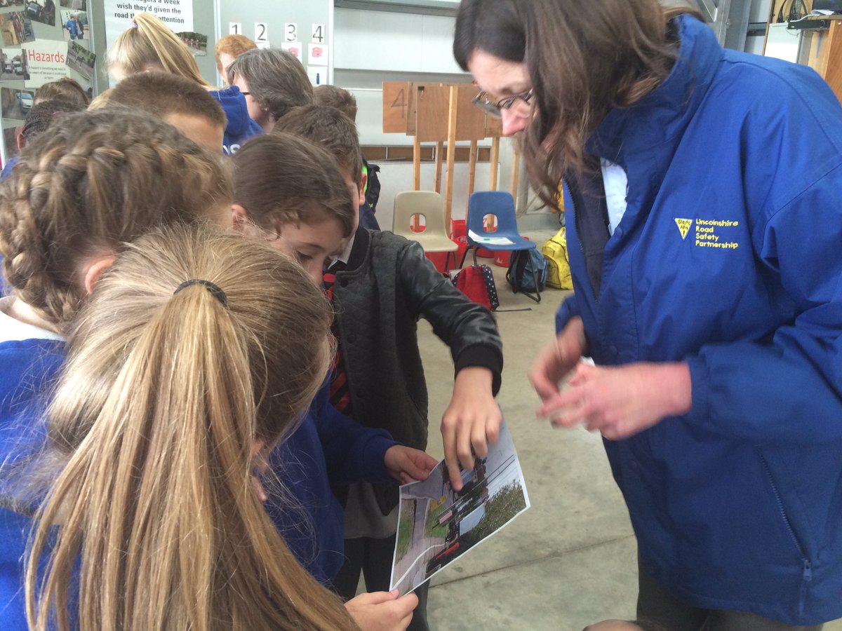 LincsFireRescue's tweet photo. @LincsRSP helping young people to identify hazards and giving advice on keeping safe around roads #staysafeday https://t.co/7keE8ZjJry