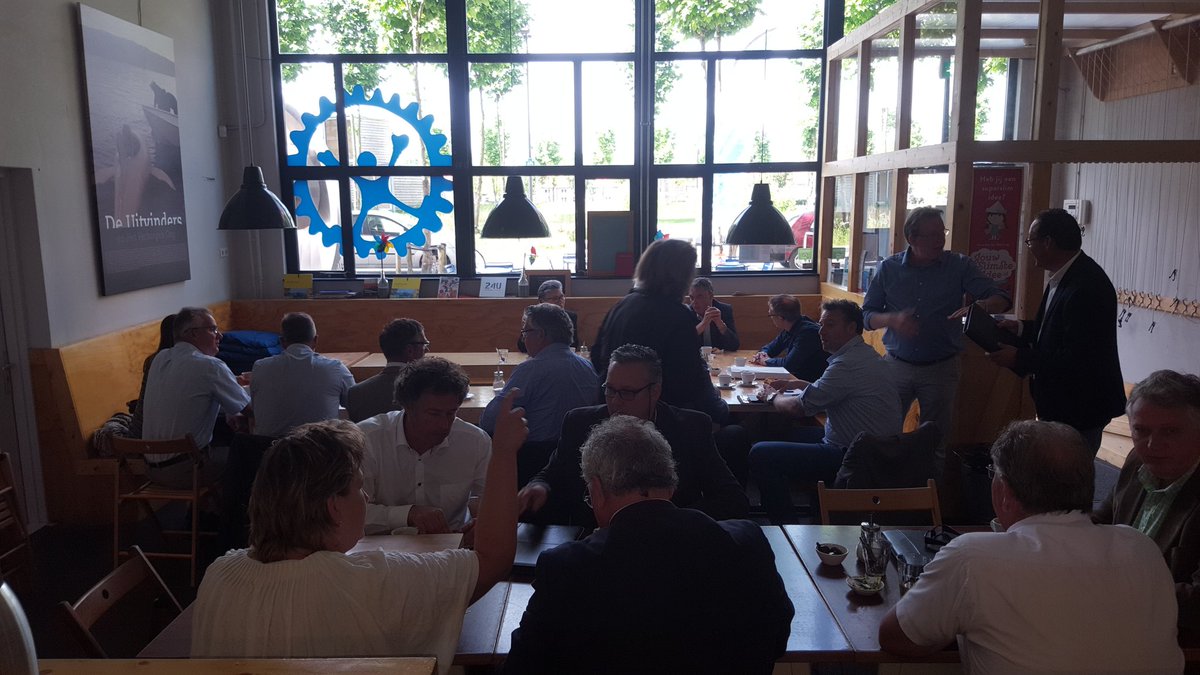 Vandaag vergaderen de 30 vestigingen van <a href="/Bouwmensen/">Bouwmensen Nederland</a> bij ons. En ze maken kennis met bouwende basisschoolkinderen :)