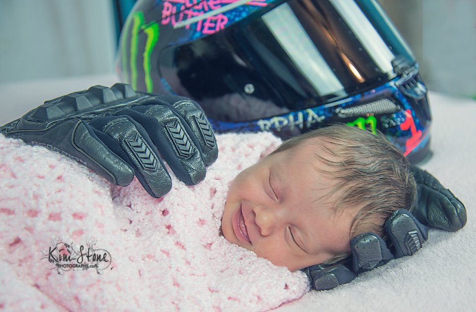 lorenzo99's tweet photo. Preciosa imagen... Has visto que casco @annetavives? https://t.co/S7uRd42Xu6