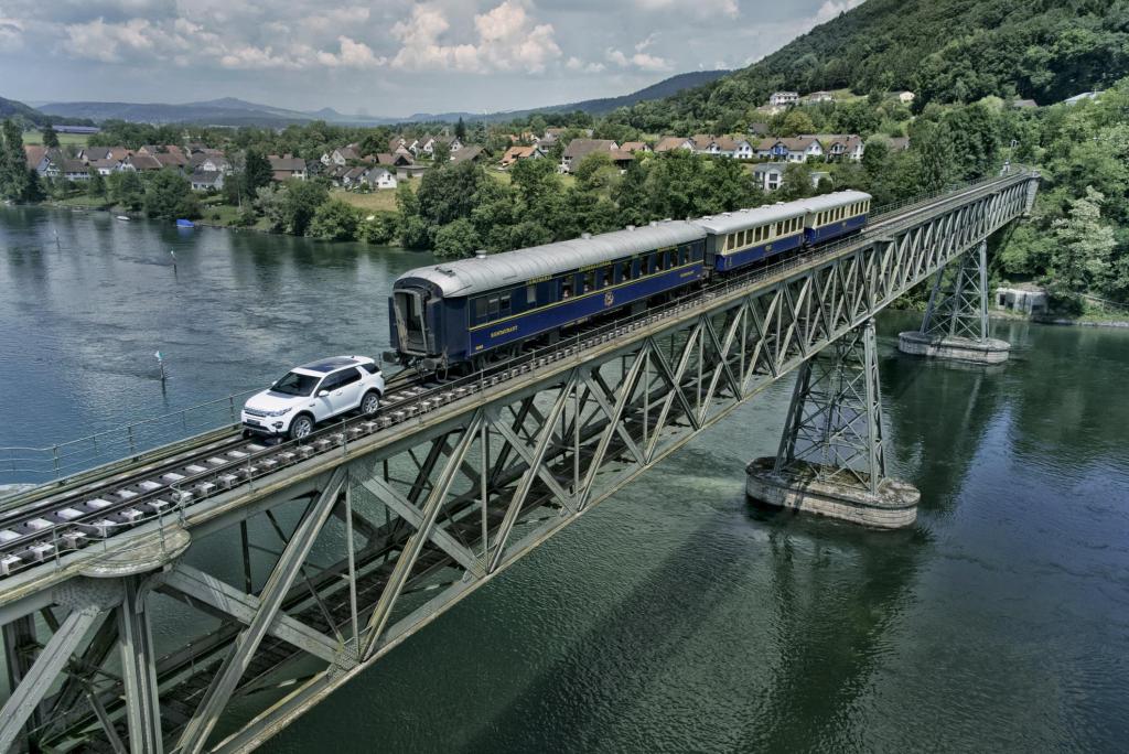onlymotors's tweet photo. Watch a Land Rover Discovery Sport pull a train https://t.co/9OupRBfQdq https://t.co/OK9r614xPr