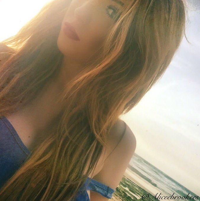 Beachhhh 🙌🏻 https://t.co/q9z2EhGXc9<a href="/tag/rt"class="tags"><span>&#35;rt</span></a>