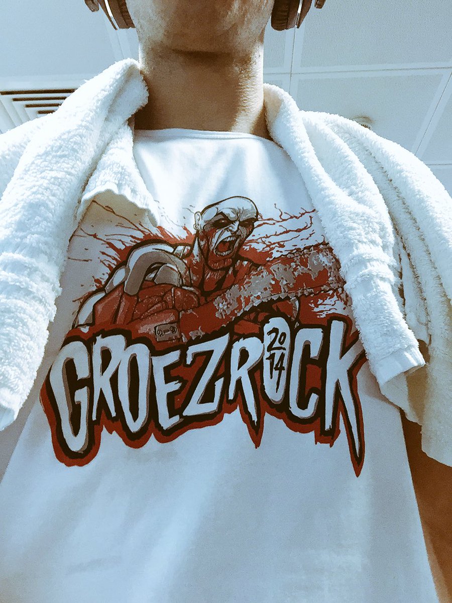 AndreaRock666's tweet photo. Il mio abbigliamento ultra tecnico: la maglia del @GROEZROCK del 2015 @youfitpalestre #cosedaandrearock #differentWO https://t.co/P4KFnVaW8a