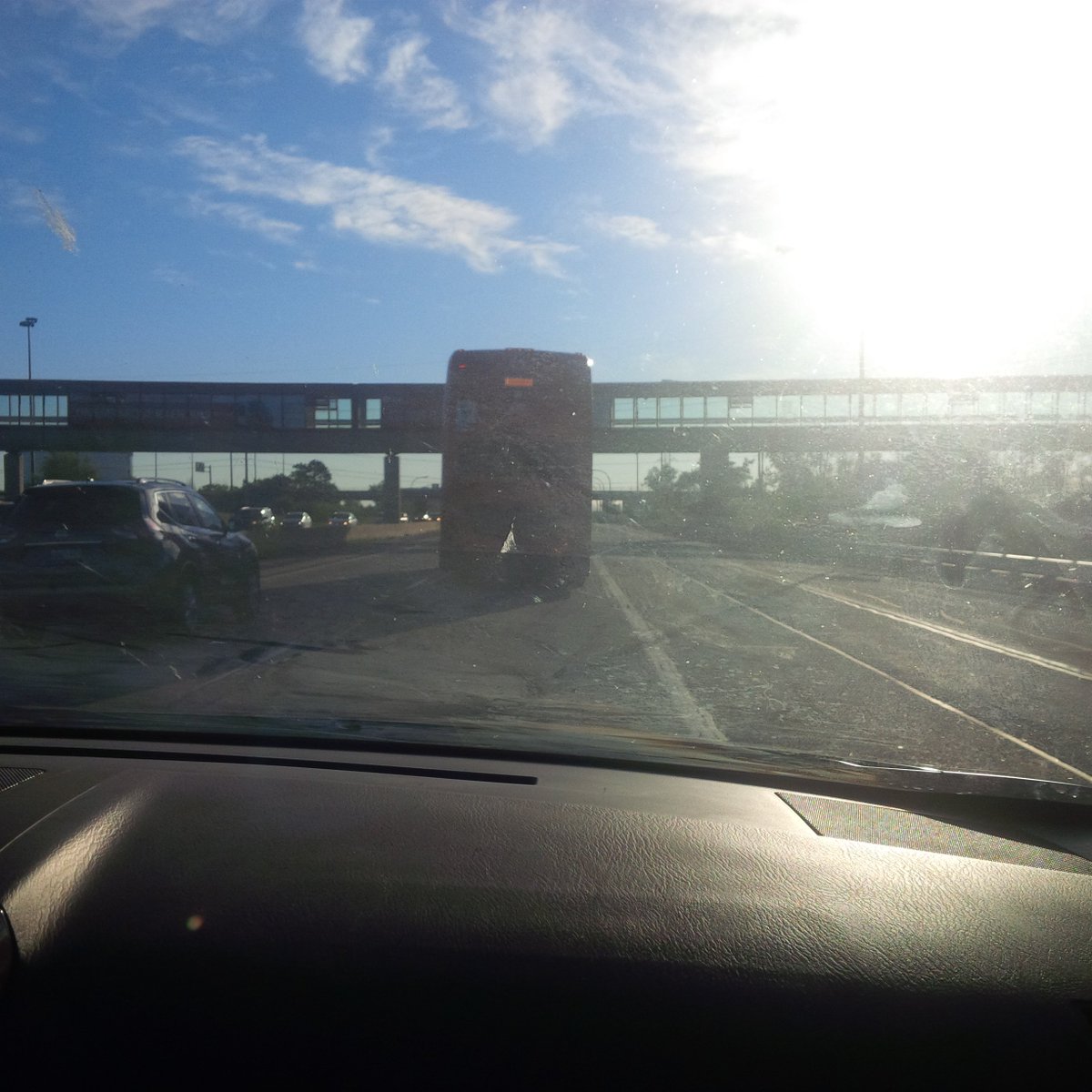 ottpak's tweet photo. Why have dedicated lanes for buses when they don't use them? #octranspo #busrants https://t.co/3ezlOp5CG4