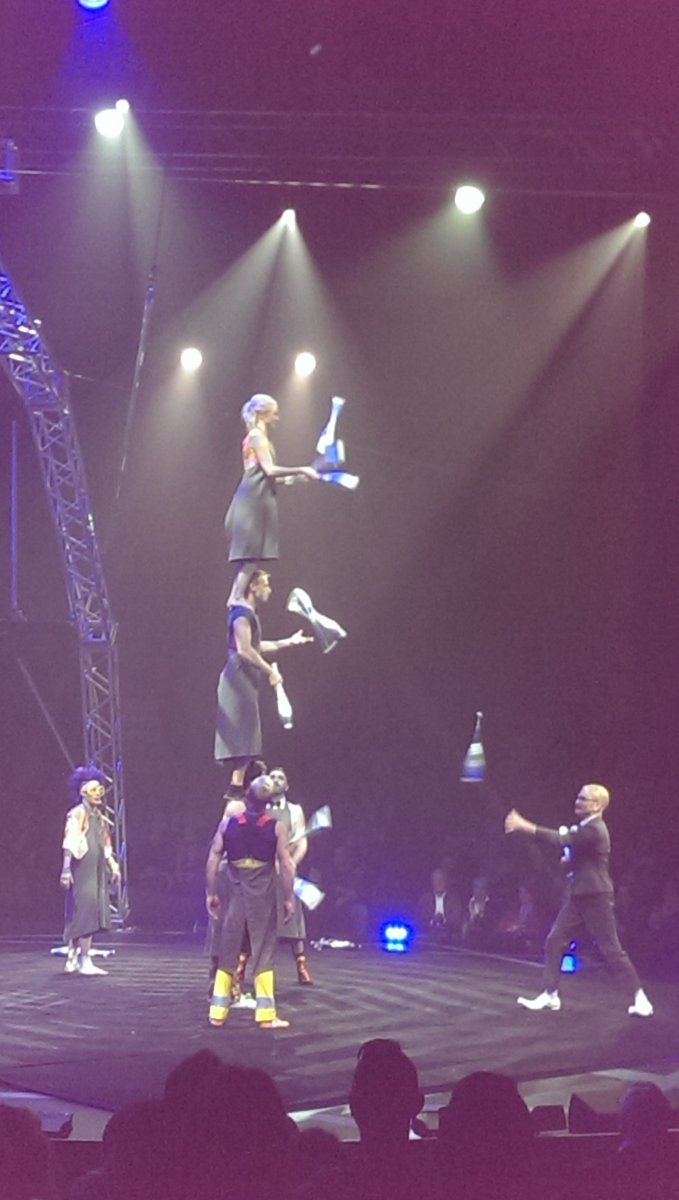 TonydeGab's tweet photo. Amazing 3 level juggling #cirusoz #twentysixteen https://t.co/LA1gTjC7tr