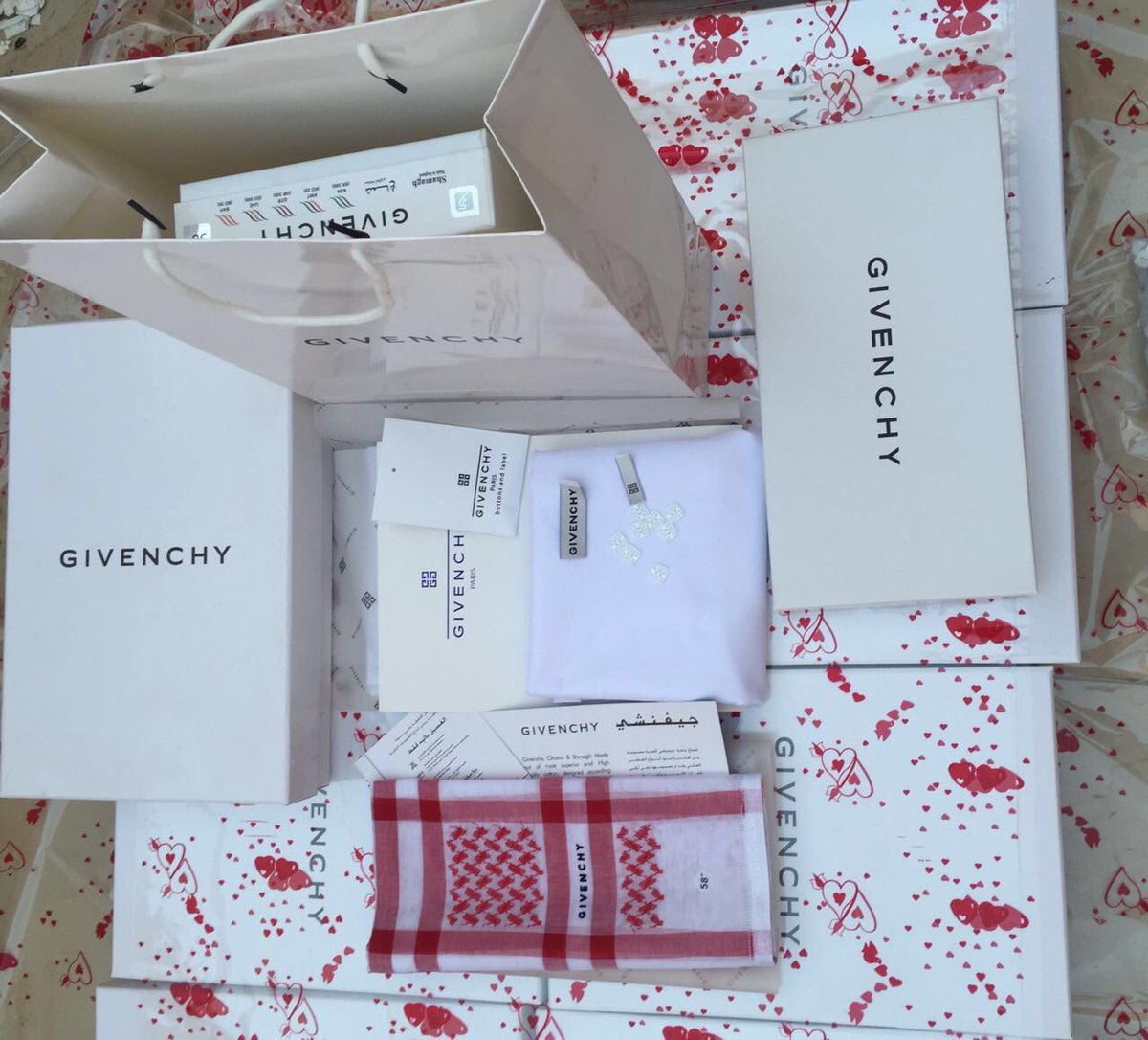 فرزاتشي غني ع التعريف
سويسري*
السعرالأصلي350
بعد التخفيض300
مع تطريز350
شماغين500
مقاساته55/58/60/62