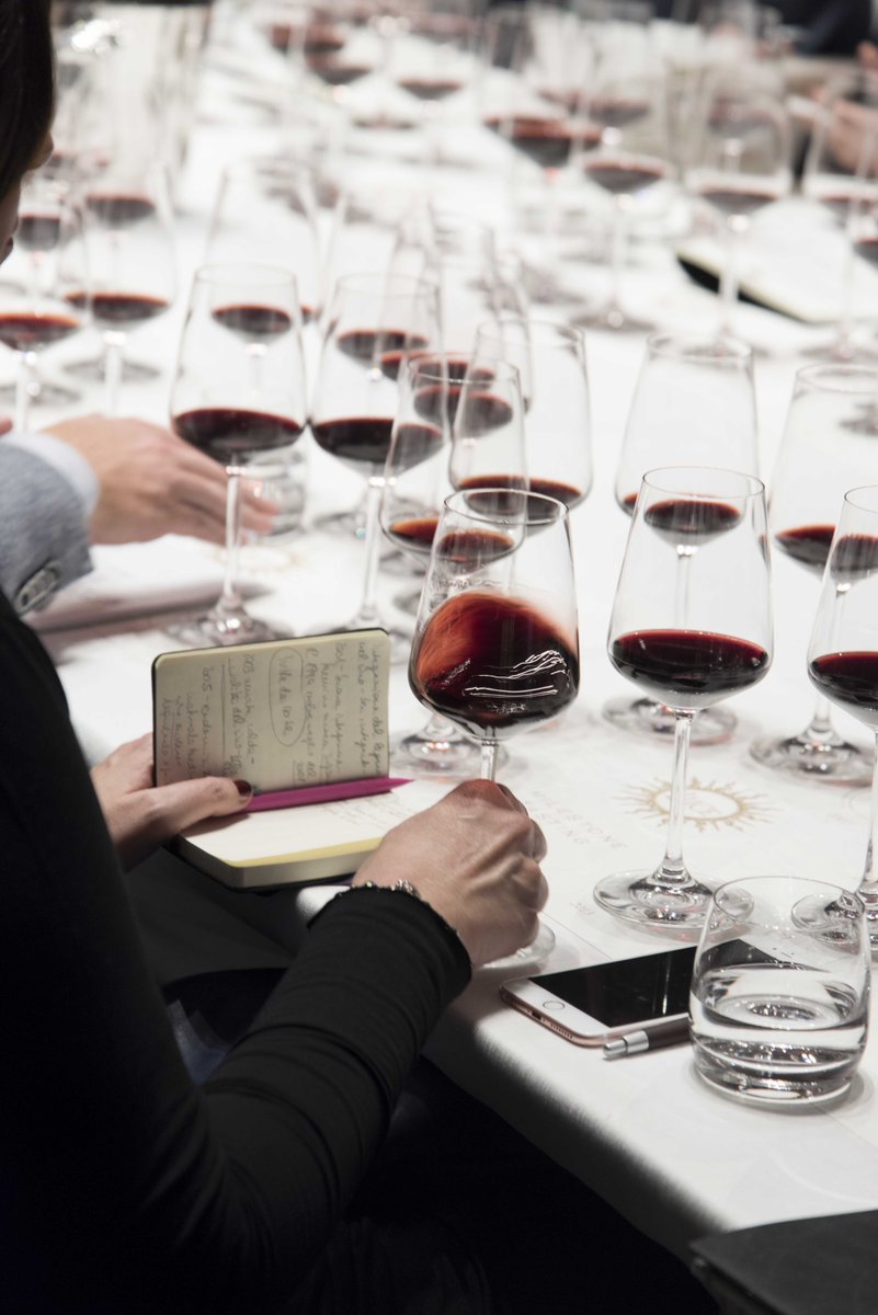 TenutaLuce's tweet photo. #Vellutato: preferite un morbido tessuto da accarezzare o la texture di un vino morbido e setoso? #Luce2013 https://t.co/wL7A1Lnj4y