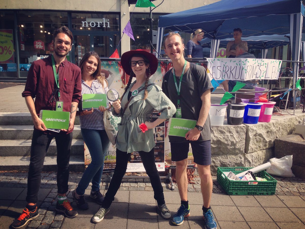 Miljødetektiven Smartine og Greenpeace Norge er på torget i Larvik nå! 💚 #blimedlarvik