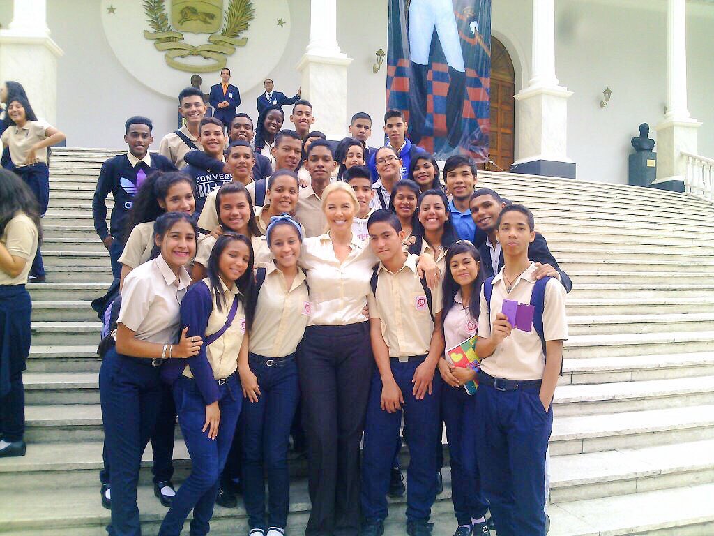 diana_dagostino's tweet photo. Para @AsambleaVE es un honor q estudiantes @FeyAlegriaVE conozcan sus espacios ahora abiertos a todos #SinExclusion https://t.co/erpcrQEbCT