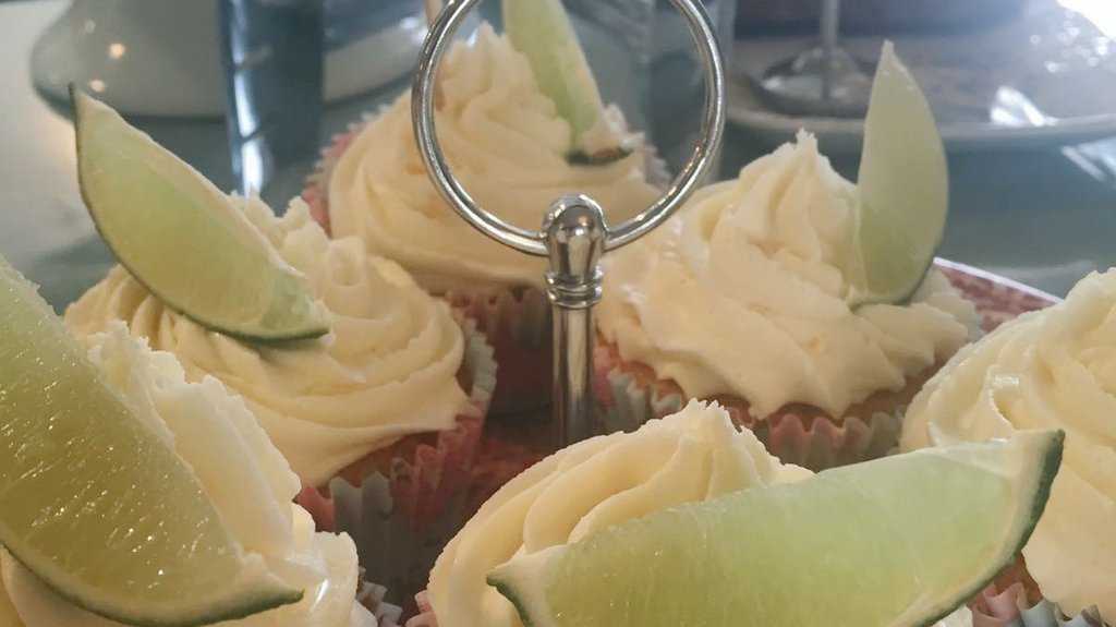 GandTeaWorc's tweet photo. Lemon and lime , strawberry and rosewater, raspberry and white chocolate pineapple and coconut #cupcakeday 😀 https://t.co/3gKFWxEBd6