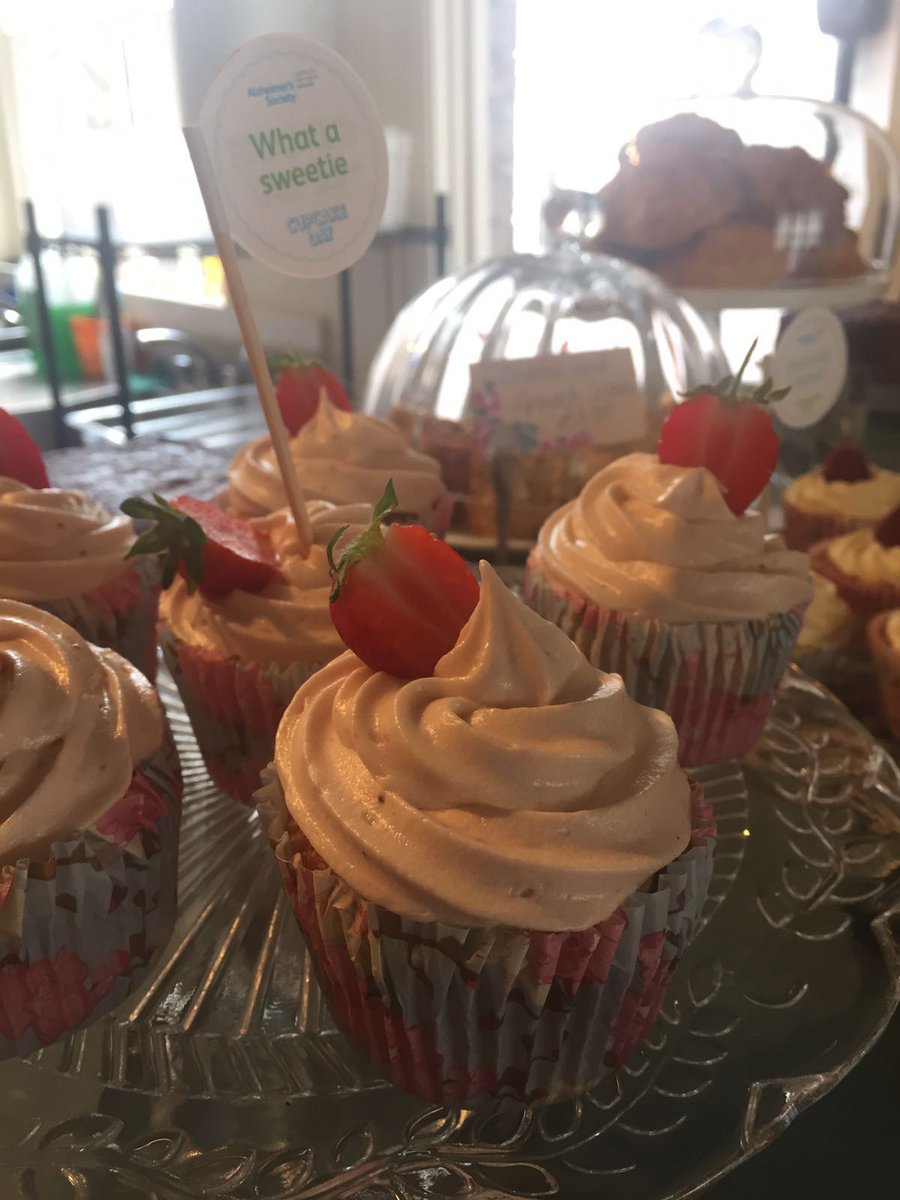 GandTeaWorc's tweet photo. Lemon and lime , strawberry and rosewater, raspberry and white chocolate pineapple and coconut #cupcakeday 😀 https://t.co/3gKFWxEBd6