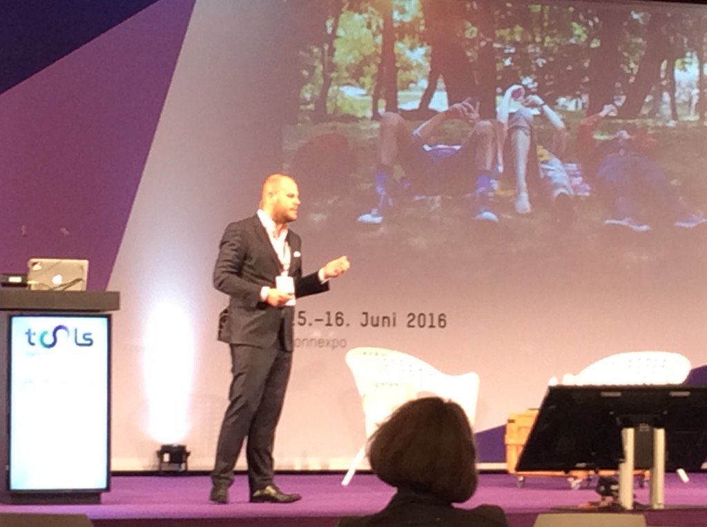 IT_Connection's tweet photo. Jetzt @ #tools16 Arne Henne @facebook #Digital Durchstarten – Ihre Kunden sind #mobil, sind Sie es auch? https://t.co/tT5EaYRqPP