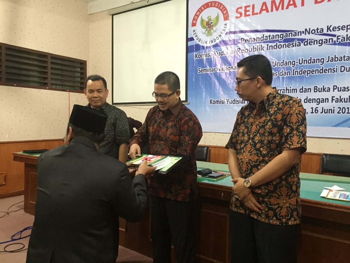 KomisiYudisial's tweet photo. Acara di akhiri foto bersama dan penyerahan cendramata dari KY dan Fakultas Syariah dan Hukum @uinsumut https://t.co/T9RltG6fp9