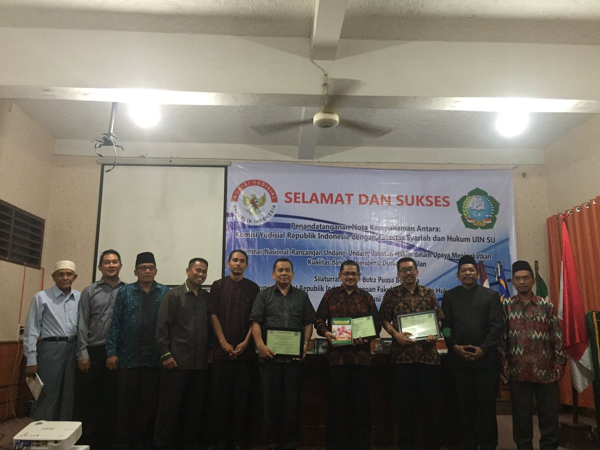 KomisiYudisial's tweet photo. Acara di akhiri foto bersama dan penyerahan cendramata dari KY dan Fakultas Syariah dan Hukum @uinsumut https://t.co/T9RltG6fp9