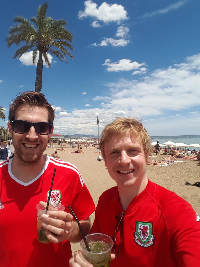 barzyboy's tweet photo. On the beach in Barcelona with a pre match mojito #bbcsportsday https://t.co/dcR501ErAJ
