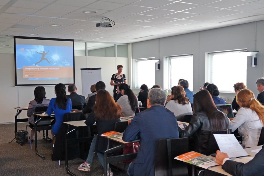 Cube_050's tweet photo. Werkbezoek delegatie universiteiten Kazachstan aan #Hanze. Thema's Ondernemerschap en Energie. #Value050 #EnTranCe https://t.co/vFuMqZr17u