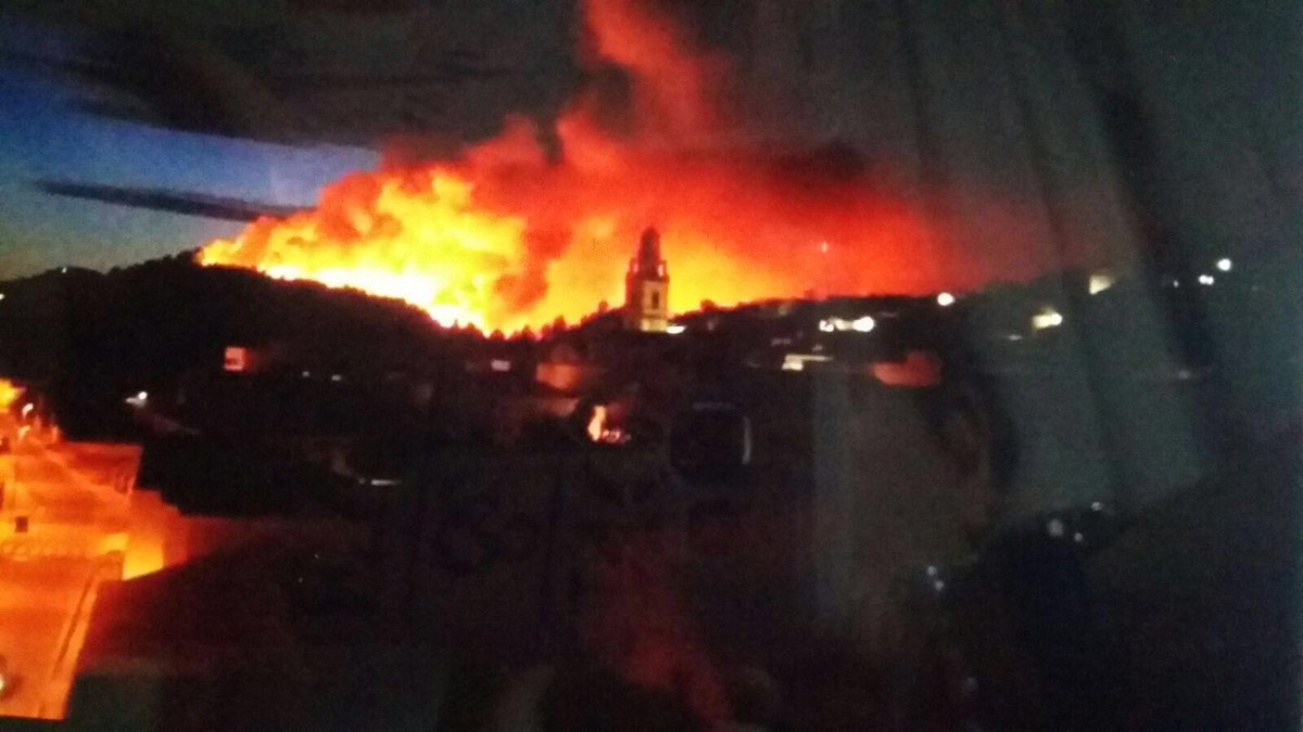 AlbbaMartineez's tweet photo. Y esto solooo fue el principio, si de verdad a sido provocado hay que ser mala gente para quemar más de 6 municipios https://t.co/CY1NEMbqRf