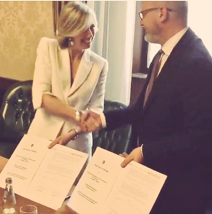 sbonaccini's tweet photo. Ho firmato intesa con @MiurSocial @SteGiannini x banda #ultralarga e #fibraottica in tutte le scuole @RegioneER https://t.co/YQ5fb0TmBp