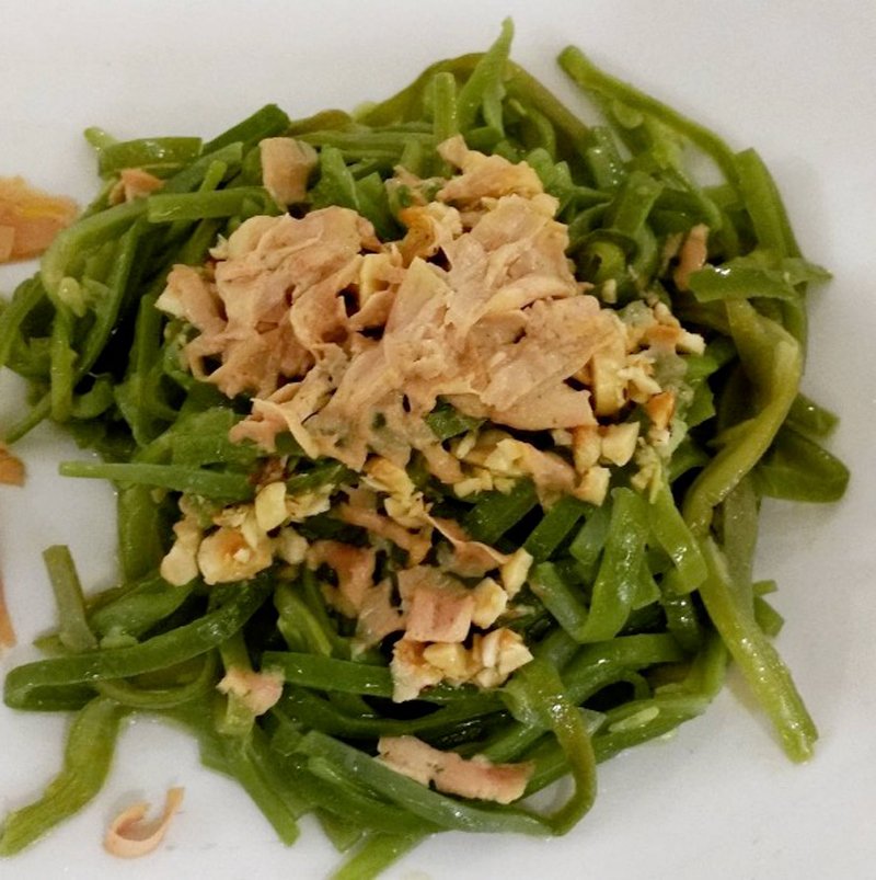 Nuestras vainas con cebolletas salteadas, foie mi-cuit y avellanas son uno de nuestros platos estrella.