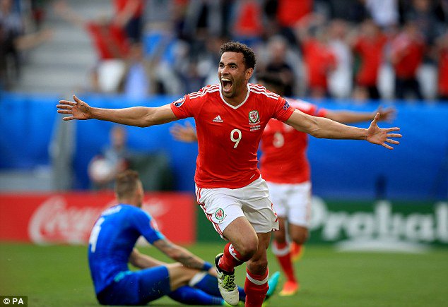 Deal_Leaker's tweet photo. Welsh hero &amp; free agent Hal Robson-Kanu will sign for Manchester United after Euro 2016. https://t.co/3vPznvIn07