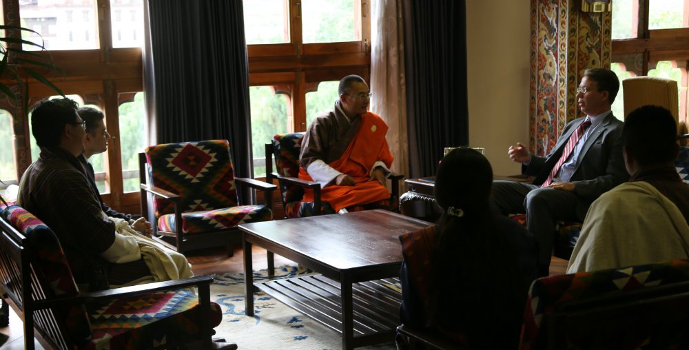tsheringtobgay's tweet photo. Working on #BhutanforLife and #EarthforLIfe with WWF-US Sr Vice President Tom Dillon. Thanks for your support! https://t.co/bfnGtv6YCX