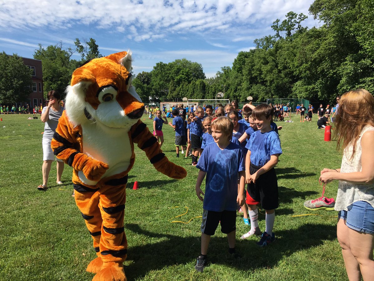 suehalbert's tweet photo. Field day fun! #3HCrew #tatemtigerpride https://t.co/kopyr87Czs