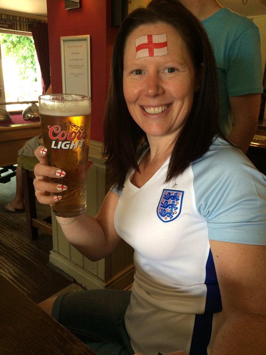 charlyjedwards's tweet photo. #TogetherForEngland #FacePaint #PaintedNails https://t.co/KdwgqV3dlo