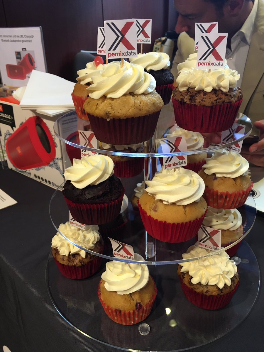 follow_larissa's tweet image. Zum Nachmittags Kaffee noch einen #PernixData Cupcake auf der VMUG in Frankfurt #devmug #vmugde