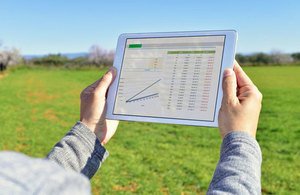 innovateuk's tweet photo. Improving #farming with #satellites: 20+ #ukbiz win Innovate UK &amp;  @NERCscience   funding https://t.co/UrfJJCtJTv https://t.co/AAq6sx3DT6
