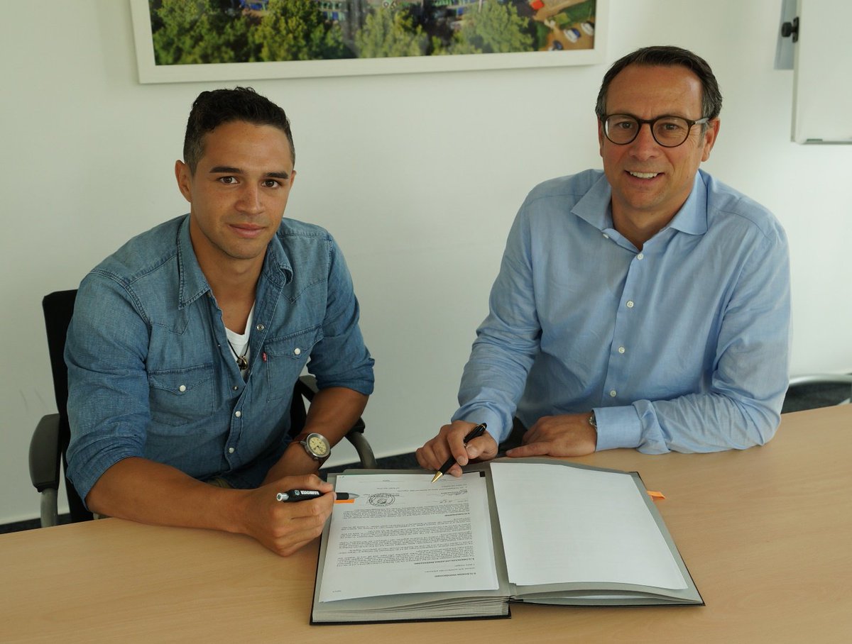 Hannover96's tweet photo. Die Tinte ist trocken: Manuel #Schmiedebach hat seinen neuen Vertrag bei #H96 unterschrieben! #NiemalsAllein https://t.co/H0ktXpqgPi