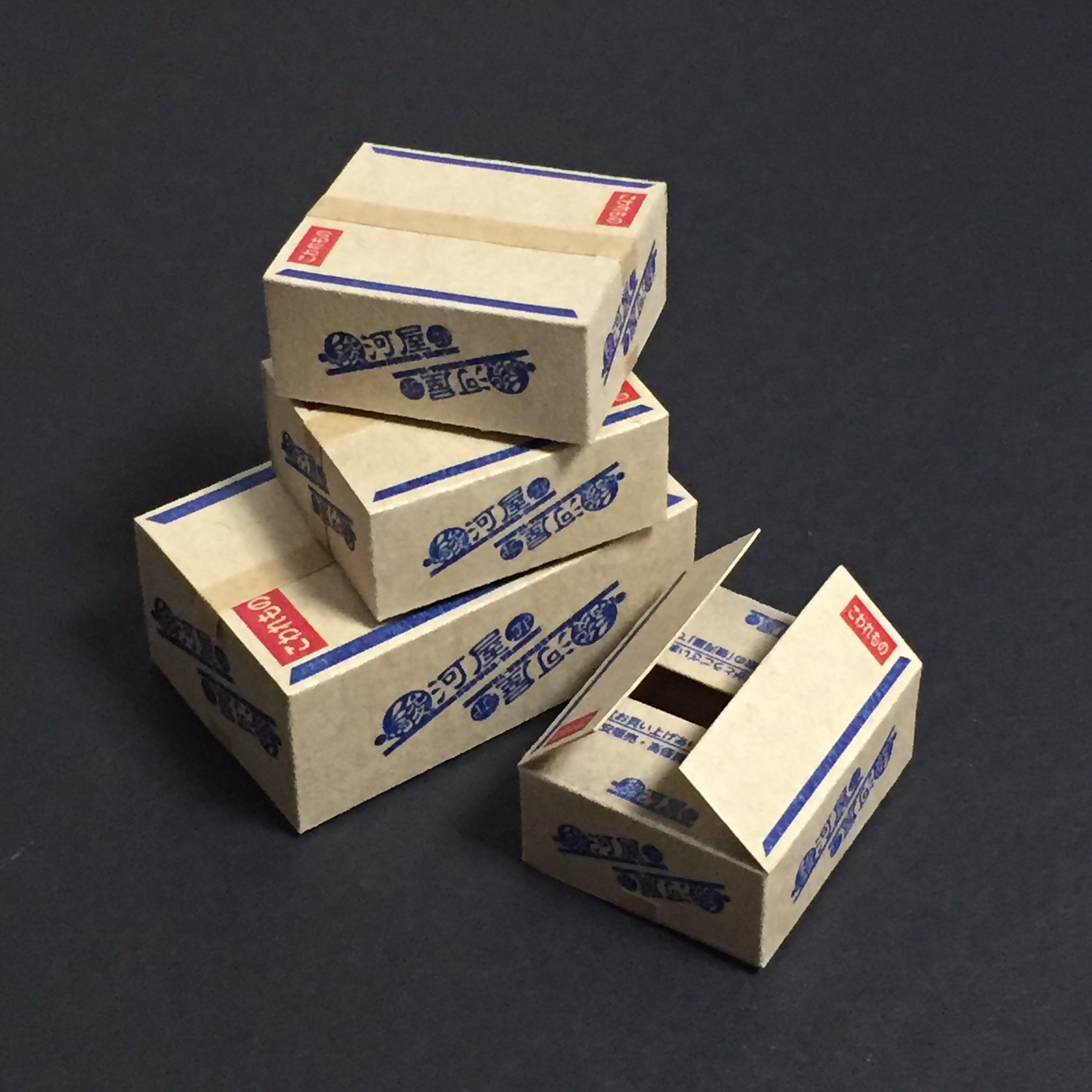 Three Sheeps Design 駿河屋さんのダンボール箱を1 12で作りました 届いた荷物の中身を取り出した後 ダンボール箱を畳まずにどんどん積んでしまう あるあるですね 通常サイズと 時々届く無駄に大きいサイズの2種類です T Co Lpwyvklvfw