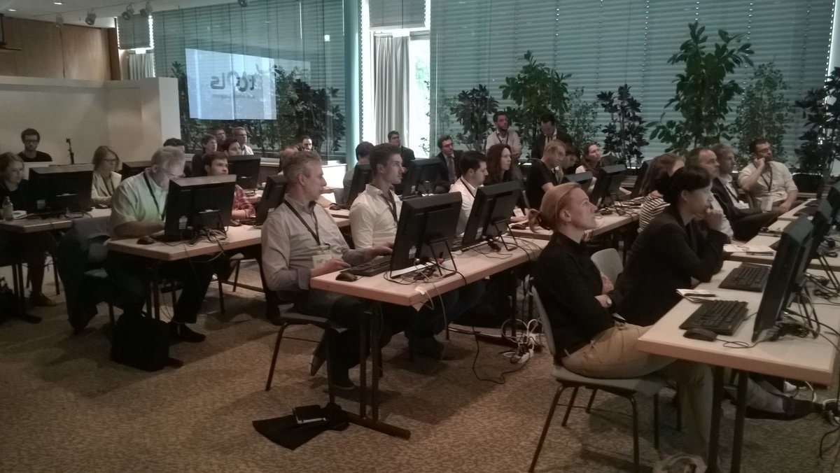 smapOne_AG's tweet photo. Apps bauen mit unserem Olli im Power Testing Workshop auf der @tools2016 :-) https://t.co/Q0NNftP8th