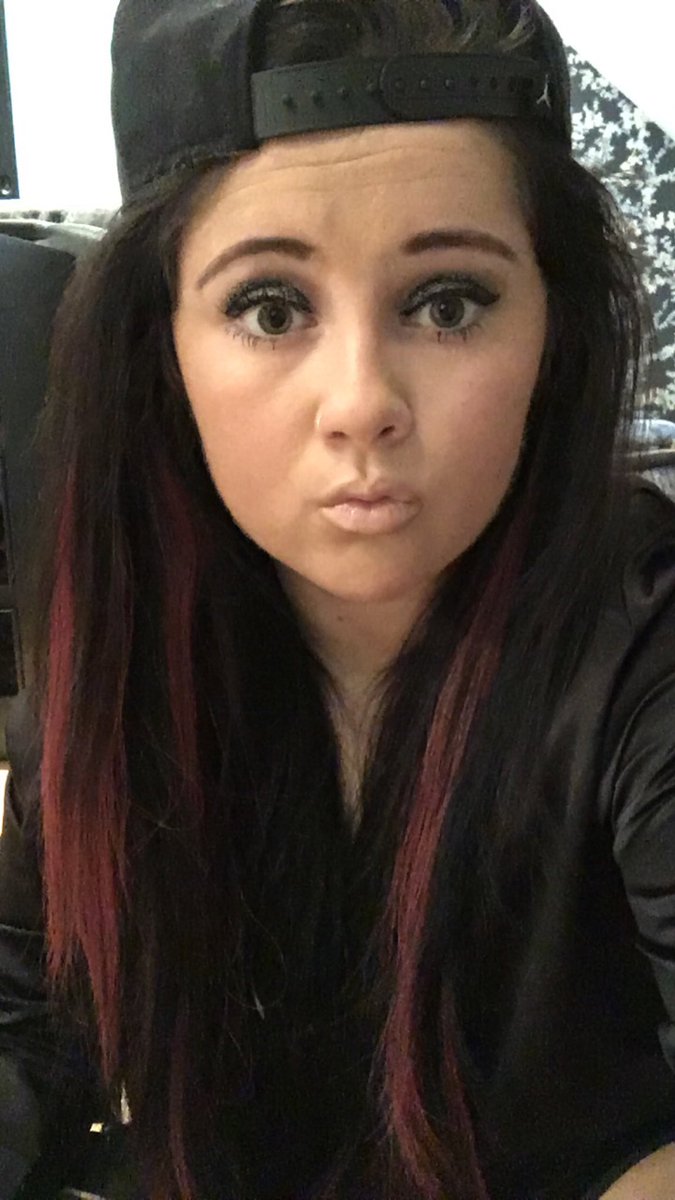 WardKayleigh's tweet photo. #chill #redhair #dontcare https://t.co/5V5OHLXlZM