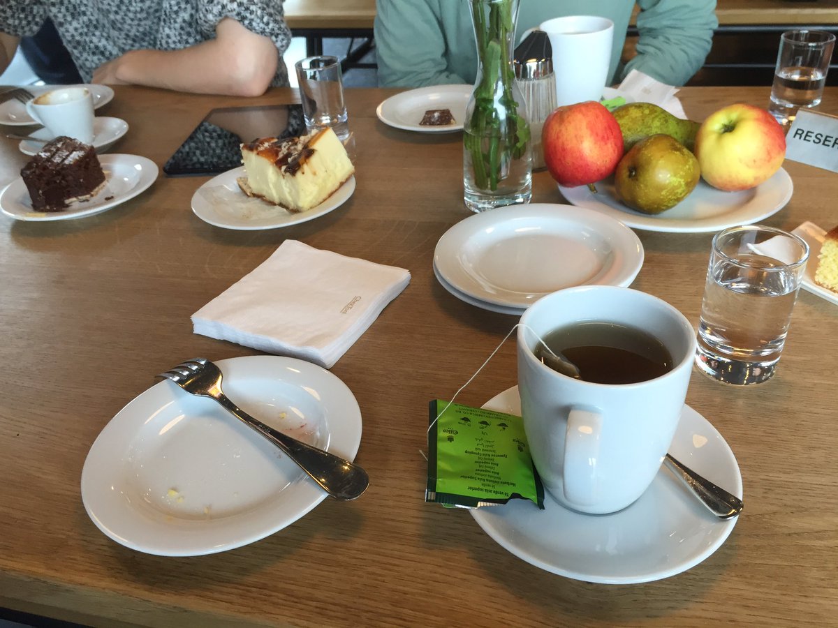 Twitter transversal Team beim z'Vieri im Chez Toni #zhdk #toniareal /ig