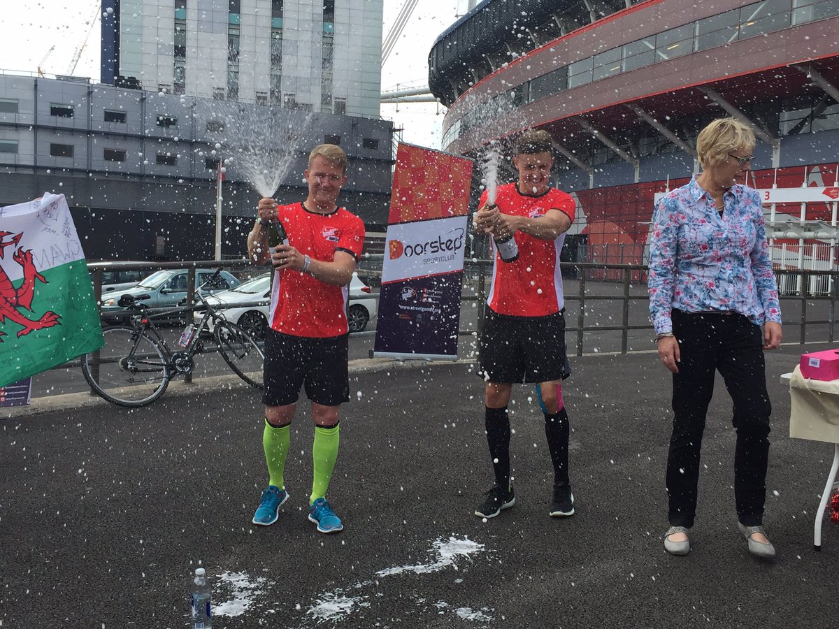 kerrydavies2501's tweet photo. #RunRobboRun #JogOnJohn have completed their #run #187miles #6.5days #wales #proudsister #fitfamily @StreetGames https://t.co/sOOvVgCr58