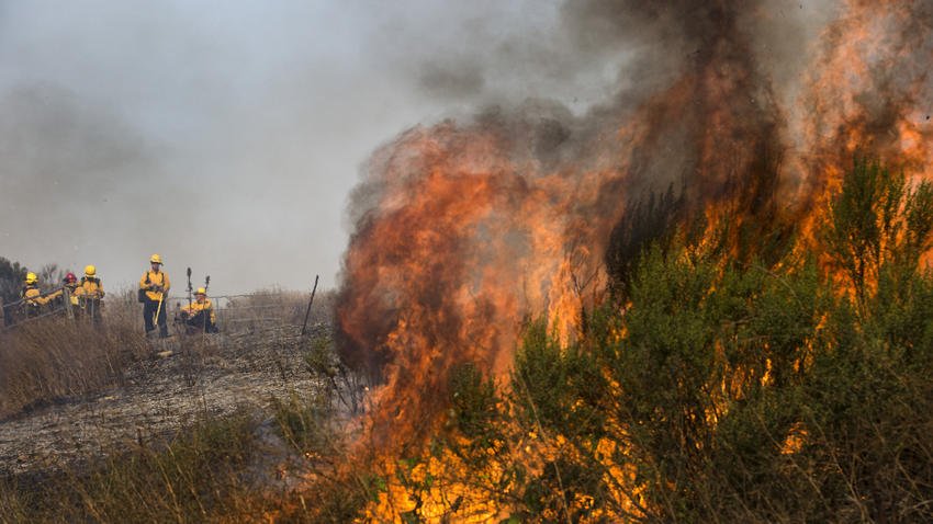 latimes's tweet image. A fire burns near Santa Barbara lat.ms/1Pw9afh