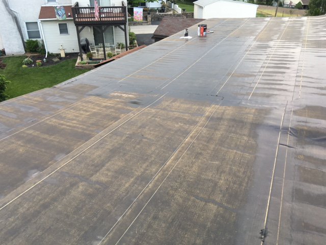 HfhMontDelco's tweet photo. Construction is close to finishing a #CriticalHomeRepair of a roof for a veteran and his wife! #HabitatMontco https://t.co/NJN9xGwUtq