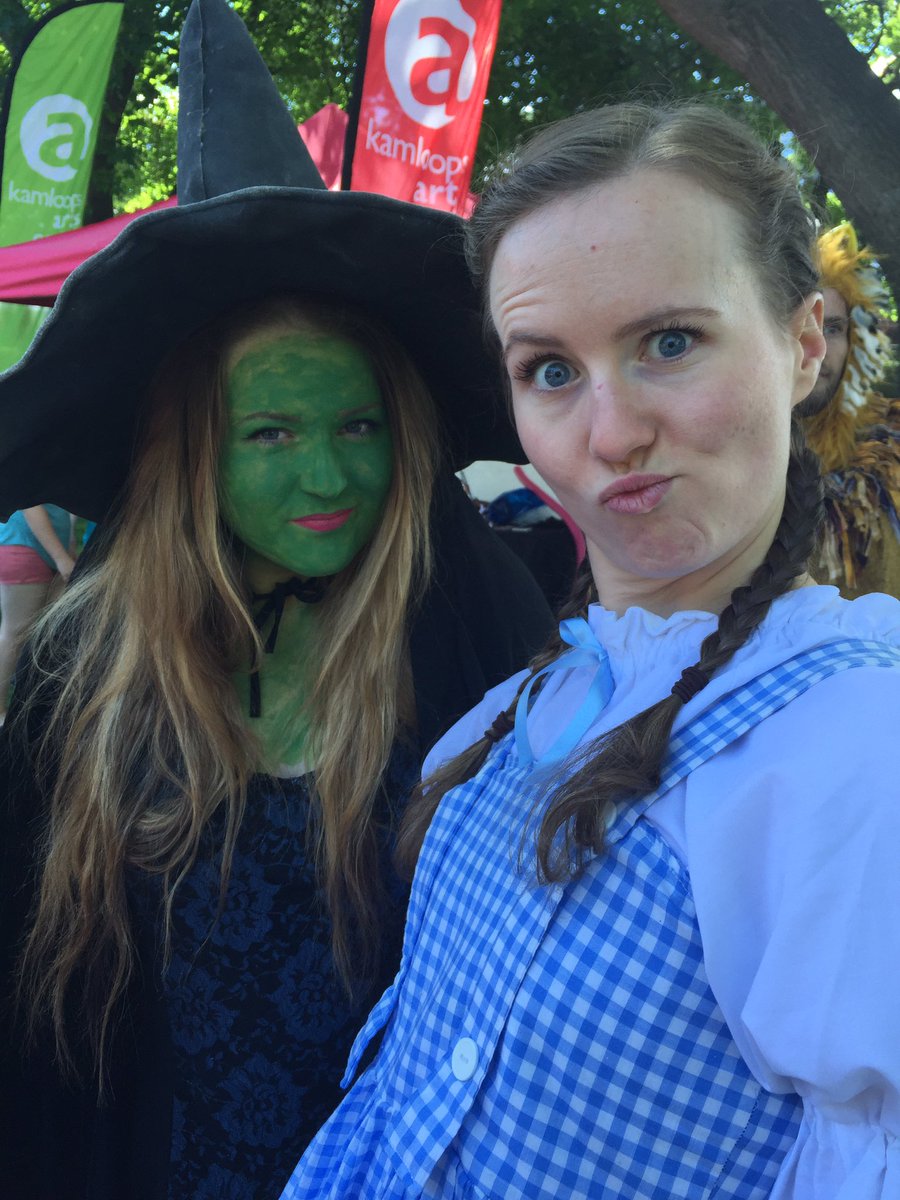 proXtheatre's tweet photo. Dorothy and the Wicked Witch of the West are down at Riverside Park this morning for The Teddy Bear Picnic! https://t.co/hNwBX0HLM1