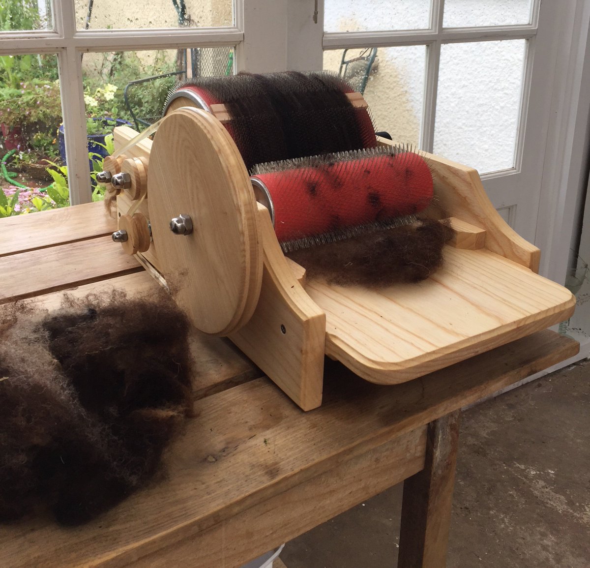 anniebrown2015's tweet photo. Trying out my new toy, Classic Carder with Jacob fleece from the Culford Flock. https://t.co/ltSCpvLMRb