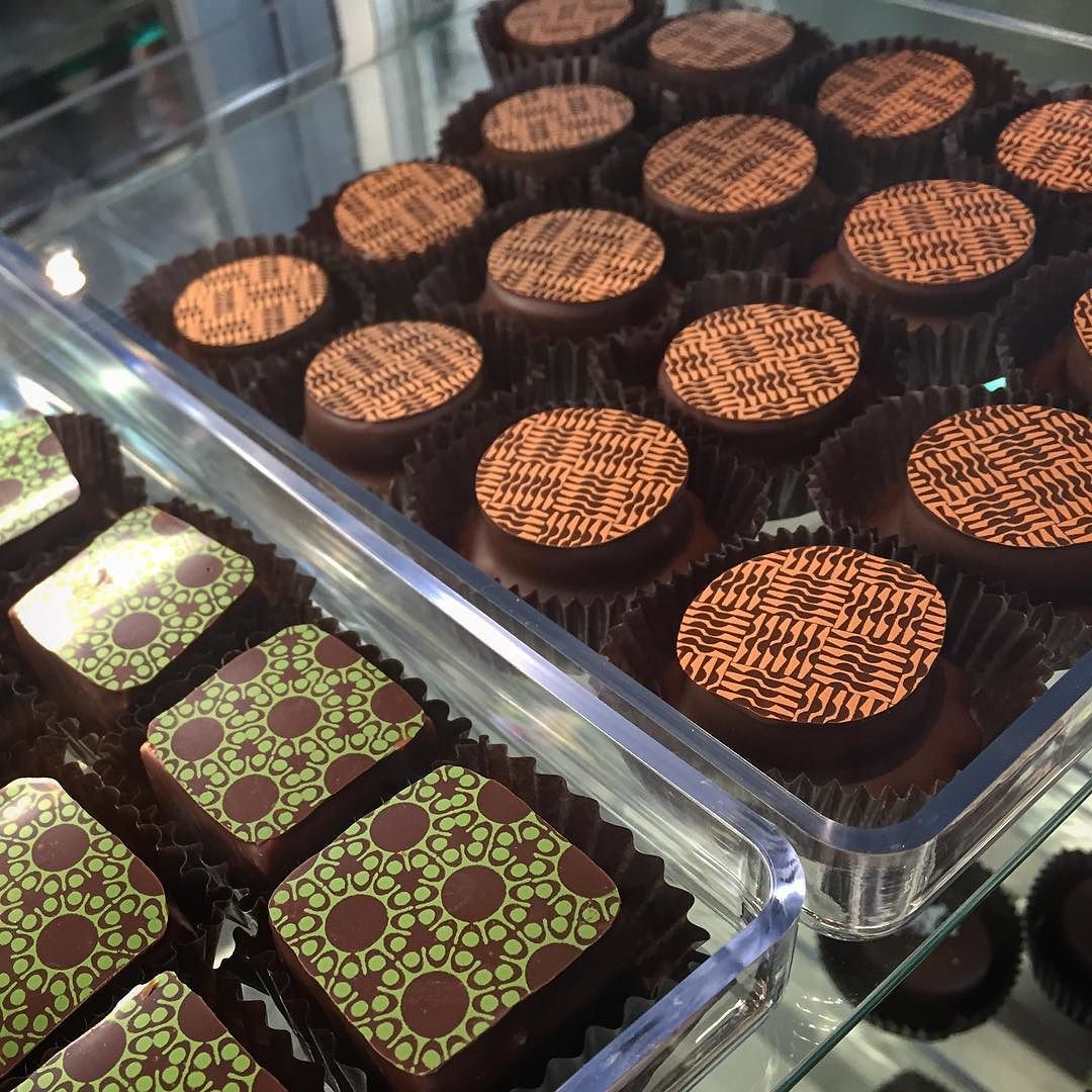 caskifer's tweet photo. Pretty bite-sized treats, one part chocolate truffle, one part cookie - @AboutABite Bakery #SweetsCrawl #Sacramento https://t.co/f0bXY50Dw1
