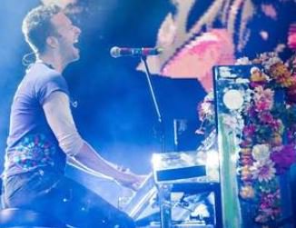 ADshownieuws's tweet photo. Humberto Tan heeft Coldplay weten te strikken. De band komt volgende week langs https://t.co/axl6lT4IkQ https://t.co/hfncOhrMZT