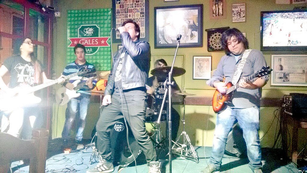 PySobre's tweet photo. Buenas buenas. ¡¡¡ pasamos a la siguiente ronda. 👽🚀🌀⚡️ #sobrelahorapy #rockparaguayo #galesbar #batalledebandas https://t.co/axmeuJQI70