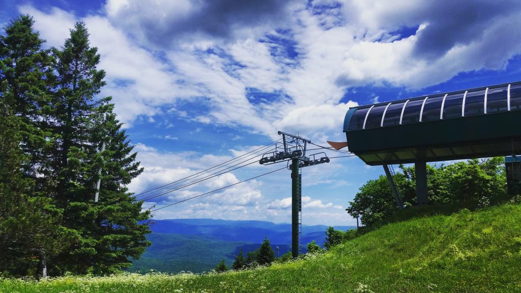 SkiBelleayre's tweet photo. It's a great day for a hike to the summit!  #Belleayre #summer #hike #mountain #catskills https://t.co/KqB5VG65Nb