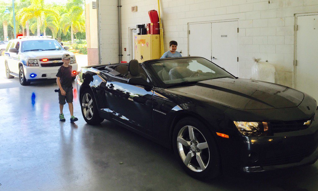 MarcoIslandPD's tweet photo. One of today's youth academy class topics was traffic stop safety. @MarcoIslandFire @MarcoIslandPD #coliercounty https://t.co/T7oXsDc9FF