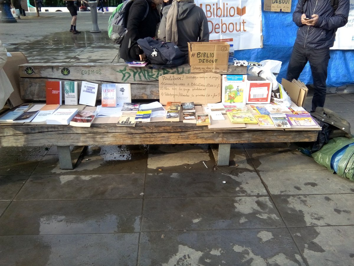 anasapukai's tweet photo. Un peu moins sportif sans les lacrymos, mais on est qd même debout et on ne lâche pas :) #BiblioDebout #108mars https://t.co/KfXjRgQZlF