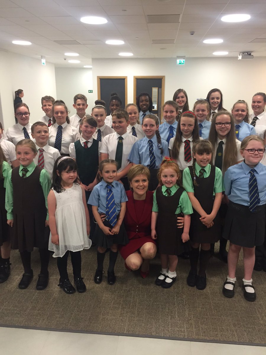 _McG7_'s tweet photo. @_East40 meet the first minister @NicolaSturgeon before performing for her guests #selfiedaft https://t.co/zTUk3wy4Zz