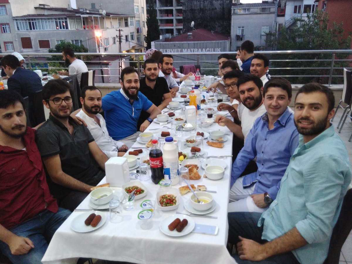 SSUSKS's tweet photo. Süleyman Şah Üniversitesi @mezunlarssu merkezi ilk #ssumezunlarına iftar programında buluşturdu. https://t.co/qJfRWdCnQN