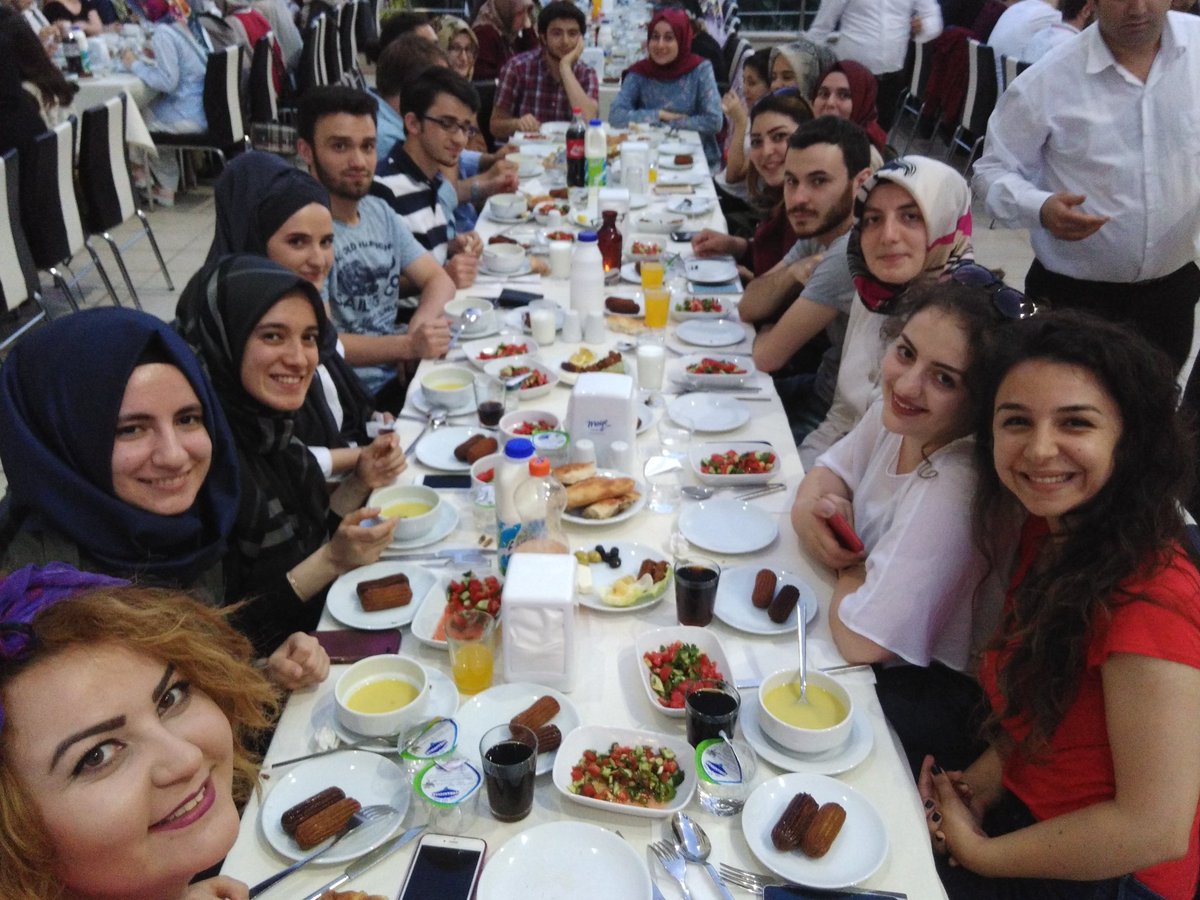 SSUSKS's tweet photo. Süleyman Şah Üniversitesi @mezunlarssu merkezi ilk #ssumezunlarına iftar programında buluşturdu. https://t.co/qJfRWdCnQN
