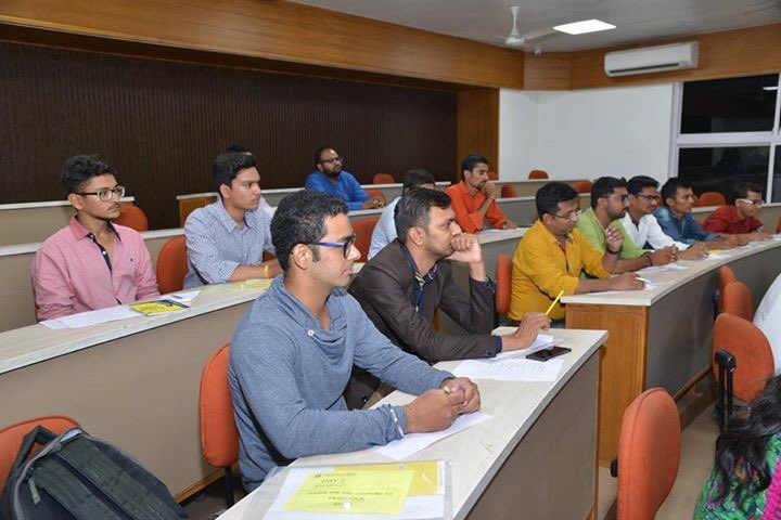 Rotaract3054's tweet photo. PETS & SETS for the leaders of #Rotaract16 being conducted by Rtn. Bhanu Gupta Sir. #Rotaract3051 https://t.co/tKgzBVi5jo