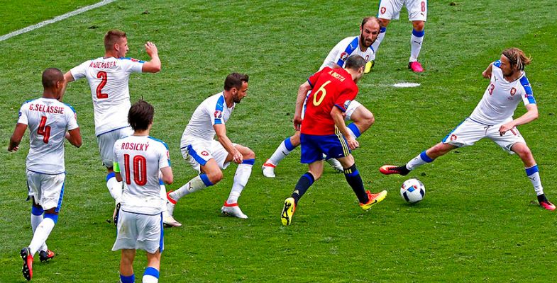 marca's tweet photo. Del Bosque, sobre Iniesta: "Ni un Balón de Oro vale más que la estima de tus compañeros" https://t.co/9c0GhNoDmc https://t.co/3IJUH1TaZp